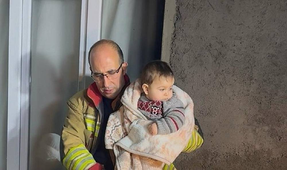 Mahsur Kalan 11 Kişilik Aileyi B&uuml;y&uuml;kşehir İtfaiyesi Kurtardı