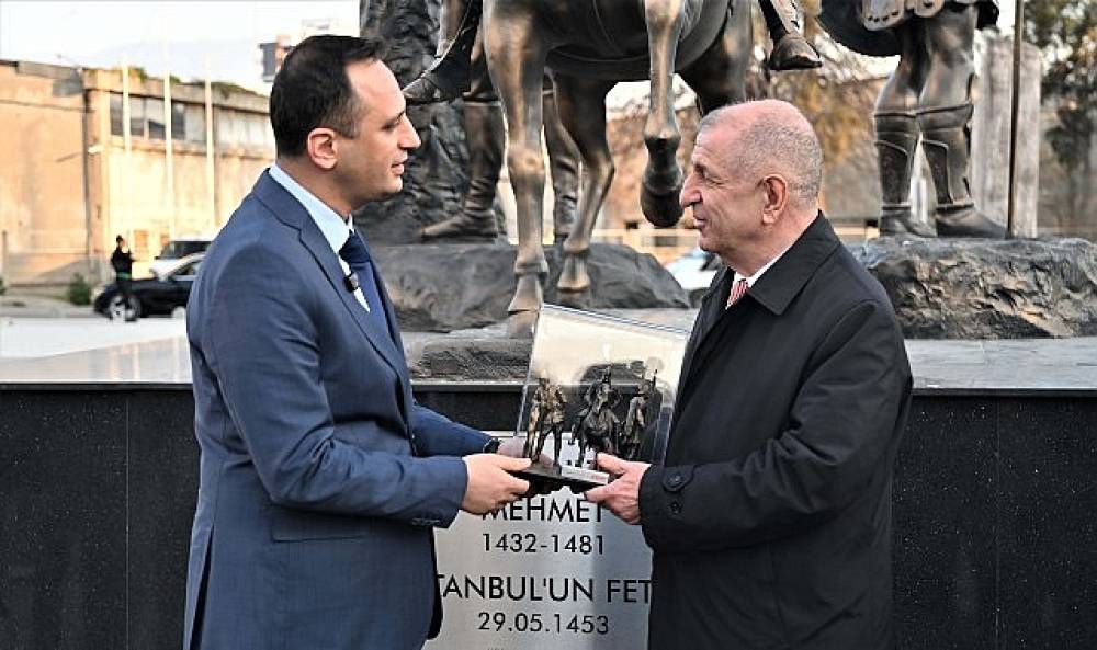 &Uuml;mit &Ouml;zdağ Abide-i H&uuml;rriyet Meydanı'na &ouml;vg&uuml;:     &ldquo;B&ouml;yle bir yeri g&ouml;rmekten b&uuml;y&uuml;k mutluluk duydum."