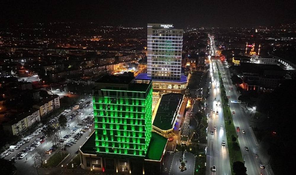 Manisa B&uuml;y&uuml;kşehir Belediyesinden Tıp Bayramı'na &Ouml;zel Işıklandırma 