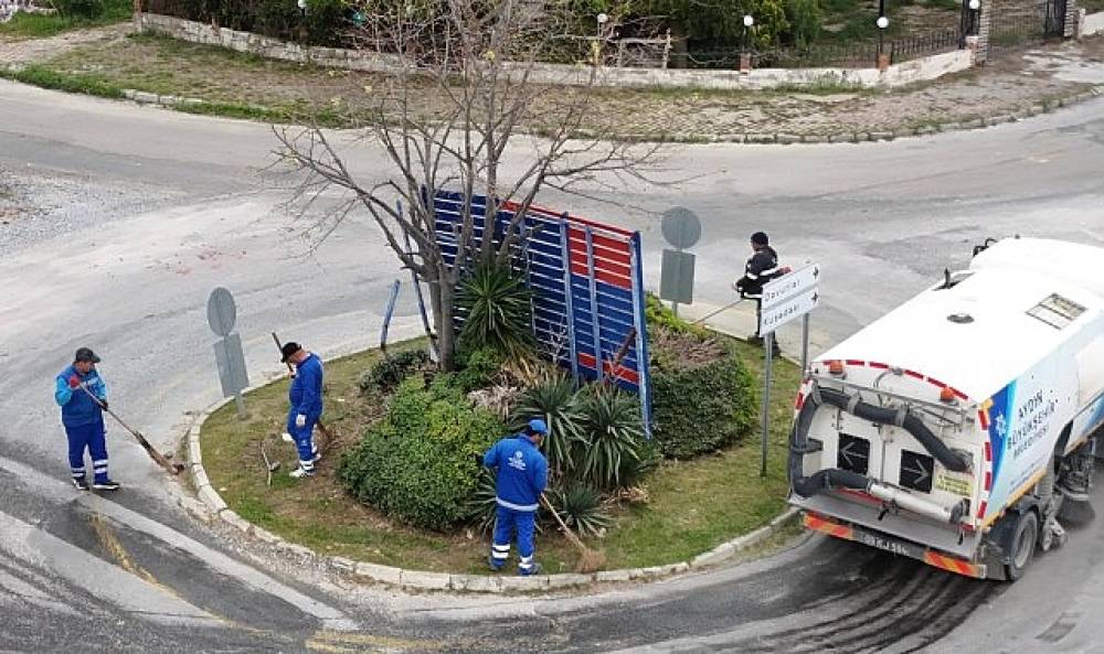 Başkan &Ccedil;er&ccedil;ioğlu'nun &Ouml;nc&uuml;l&uuml;ğ&uuml;nde Kuşadası'nın D&ouml;rt Bir Yanında &Ccedil;alışmalar Devam Ediyor