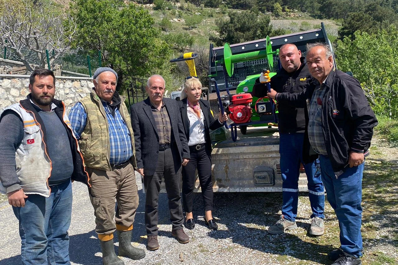 Güzelbahçe Belediyesi’nden Çiftçilere İlaçlama Makinesi Desteği