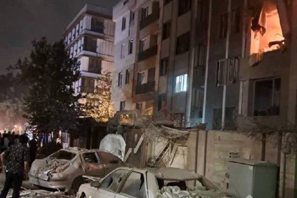 TAHRAN’DA YENİDEN PATLAMA SESLERİ! HAVA SAVUNMA SİSTEMLERİ DEVREDE