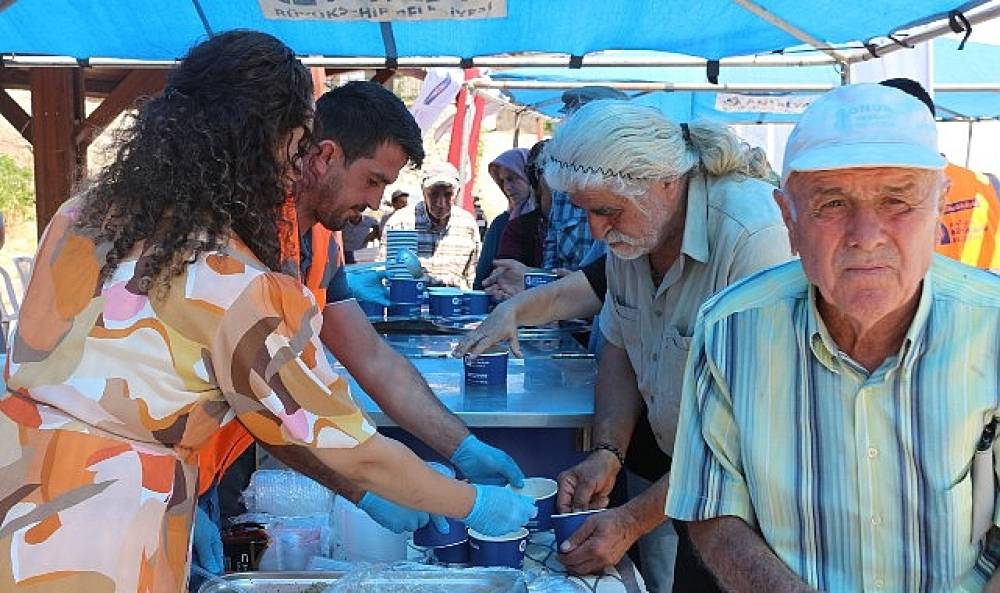 B&uuml;y&uuml;kşehir 50 bin kişiye aşure ikram etti 