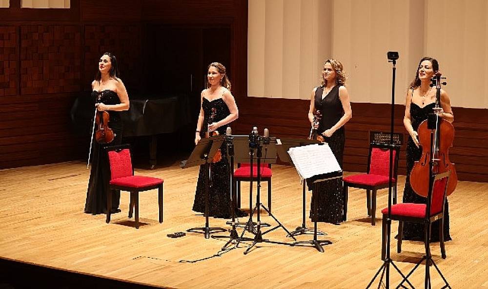 T&uuml;rk bestecilerinin eserleri ayakta alkışlandı