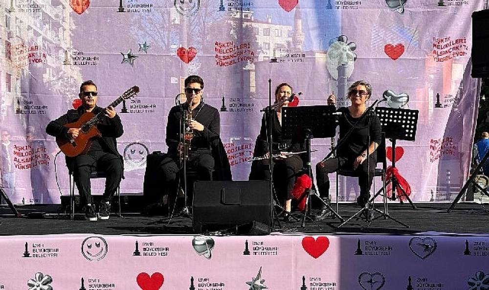 Aşkın melodileri Alsancak'ta y&uuml;kseldi