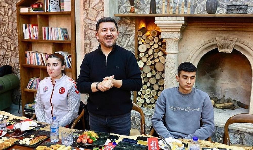 Başkan Rasim Arı, sporcu gen&ccedil;lerle sahur yaptı