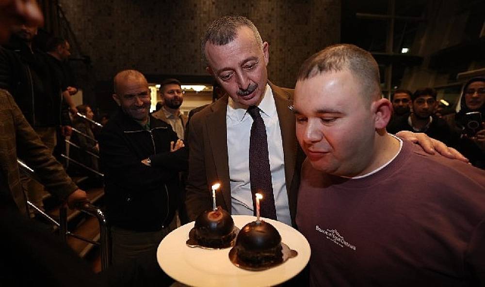 B&uuml;y&uuml;kakın'dan Arif'e doğum g&uuml;n&uuml; s&uuml;rprizi