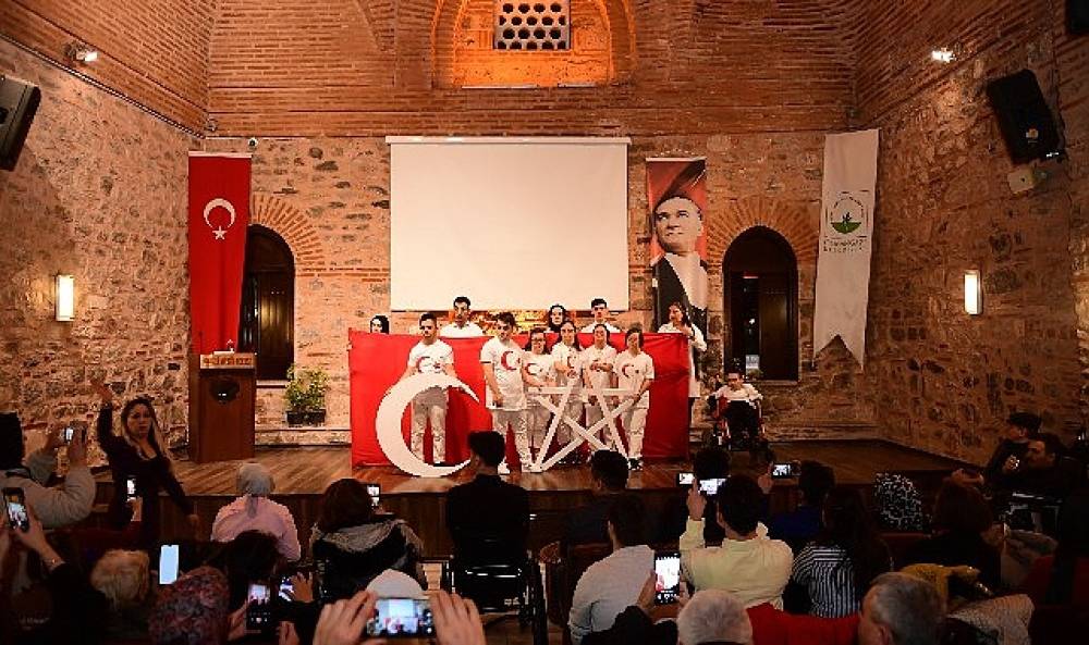 Osmangazi Belediyesi Engel Tanımayan Y&uuml;reklerle Milli Ruhu Yansıttı