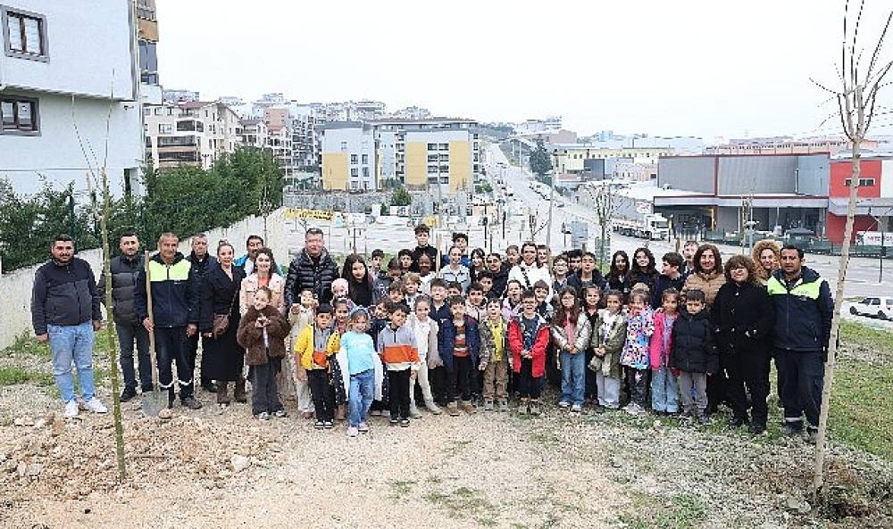 Nil&uuml;fer'de minikler doğa i&ccedil;in fidan dikti