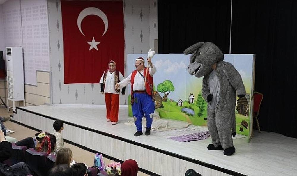 Kartepe'li &Ccedil;ocuklar Tiyatro ve Eğlenceyle Buluştu