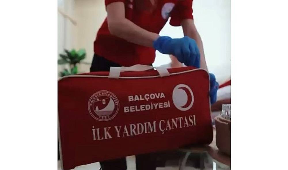 Bal&ccedil;ova'da Sosyal Belediyeciliğin Yeni Adımı: Evde Sağlık ve Hasta Nakil Hizmeti Başladı