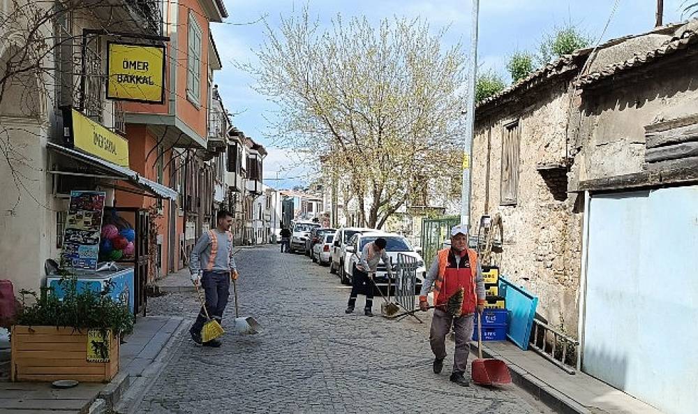 Ayvalık'ta Temizlik Seferberliği S&uuml;r&uuml;yor