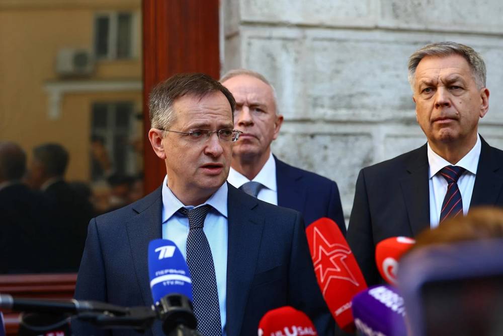 Rus Heyeti İstanbul’da Barış İçin Masada: Medinskiy “Tam Yetkiliyiz” Dedi