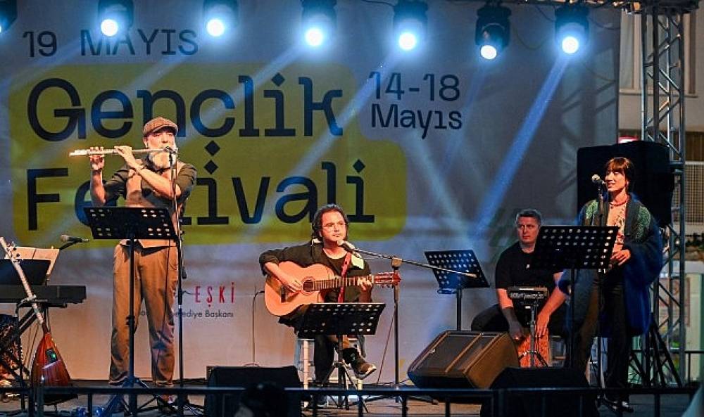 19 Mayıs gen&ccedil;lik sahnesi K&uuml;&ccedil;&uuml;kpark'ta kuruldu