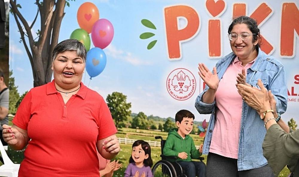 Yağmur G&uuml;l&uuml;msemeye Engel Olamadı