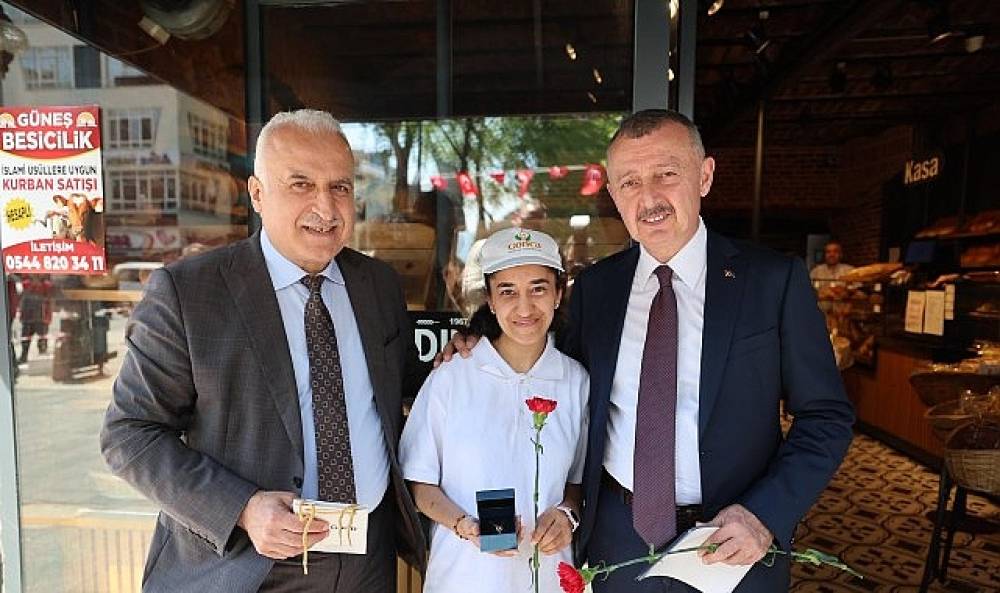 B&uuml;y&uuml;kakın, ilk iş g&uuml;n&uuml;nde de yanlarındaydı: &ldquo;İyi ki varsınız"