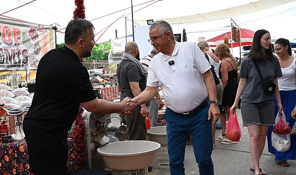 Başkan Topaloğlu'ndan pazar esnafına ziyaret
