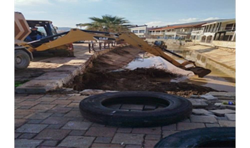 Foça'da rekor yağış sonrası dere temizliği ve alt yapı çalışmaları hız kazandı