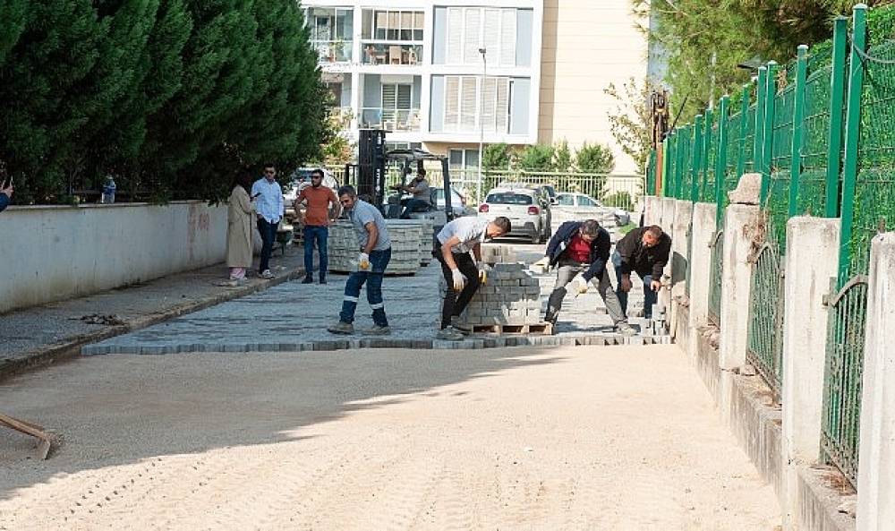 Karşıyaka'da okul çevrelerinde yol bakım çalışması