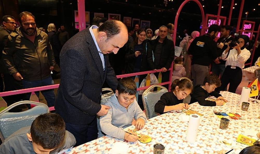 Başkan Altay 17. Altın Dokunuşlar Festivali'nde Ziyaret&ccedil;ilerle ve &Ccedil;ocuklarla Buluştu