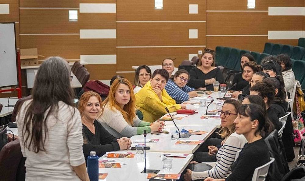 Bornova'da &ldquo;Kadınların İnsan Hakları" i&ccedil;in g&uuml;&ccedil;l&uuml; adım