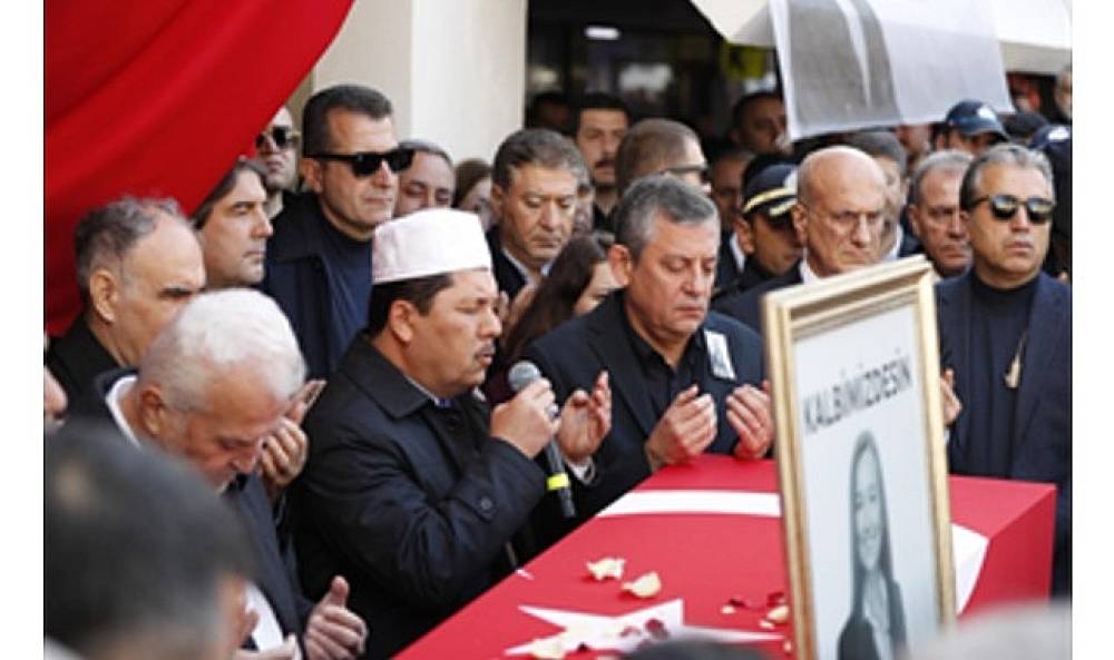 Manisa'nın ilk kadın belediye başkanı G&uuml;lşah Durbay son yolculuğuna uğurlanıyor