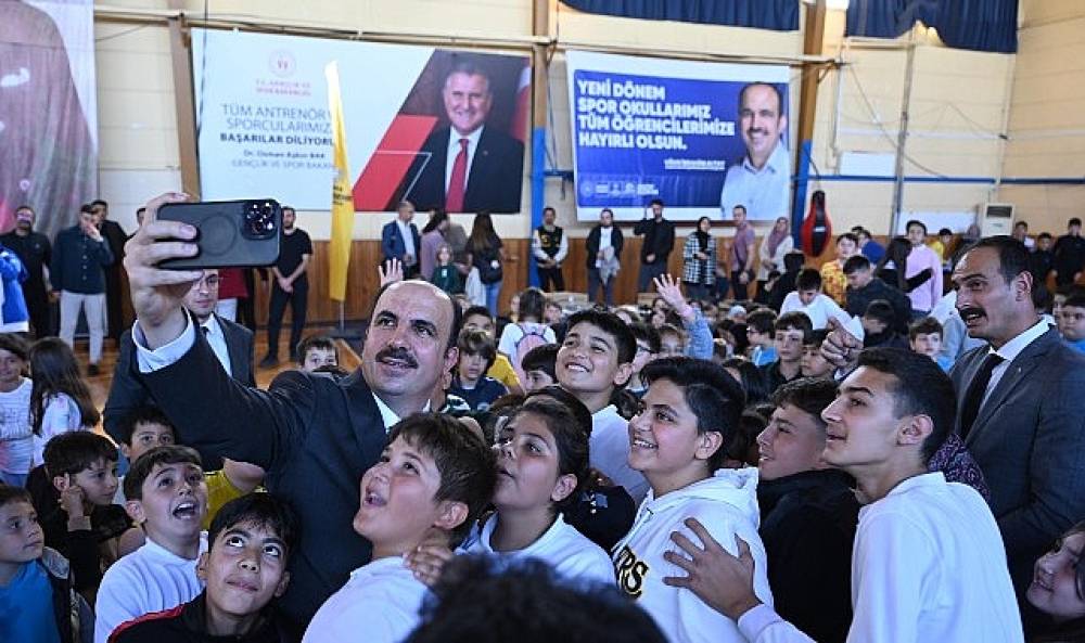 Başkan Altay Karne Alan &Ouml;ğrencileri Tebrik Etti