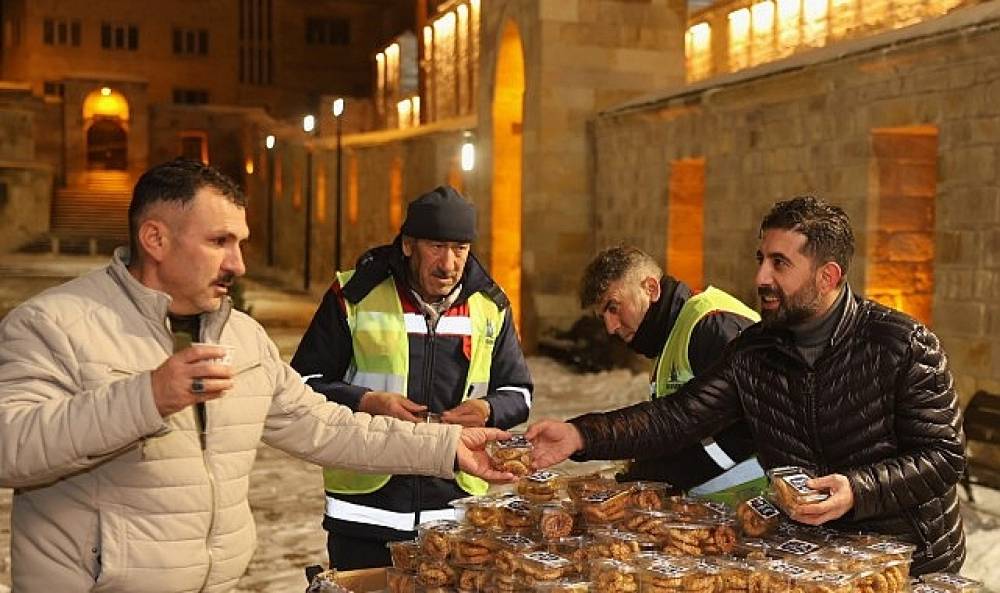 Mira&ccedil; Gecesi'nde Kandil Simidi ve Şerbet Dağıtıldı