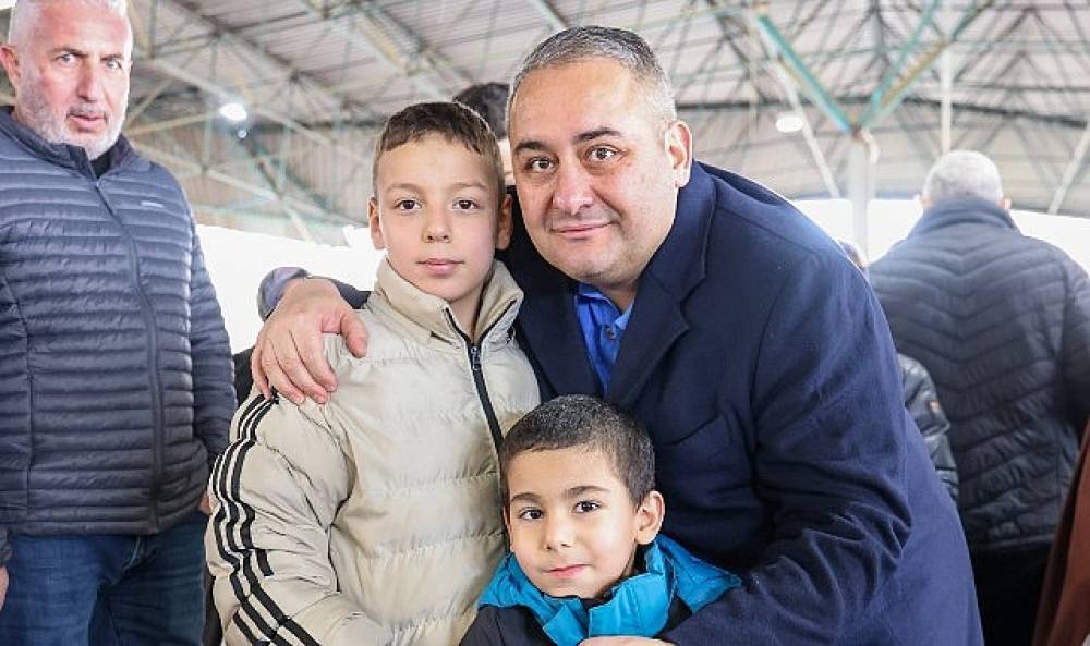 Ufuktepe Semt Pazarı'nda Başkan &Ouml;zarslan'a Sevgi Seli