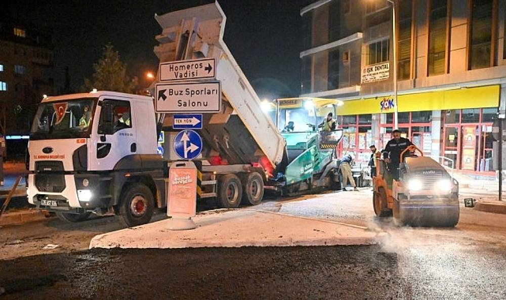 Bornova'da gece asfalt mesaisi