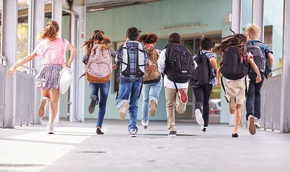 Okullar tatilde &ccedil;ocuklar sohbette