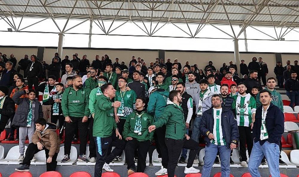 Başkan &Ouml;zarslan Bağlumspor'a Trib&uuml;nden Destek Verdi, Galibiyet Sevincini Paylaştı