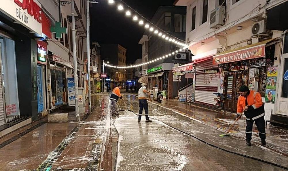 Ayvalık'ta Bayram &Ouml;ncesi Temizlik Seferberliği