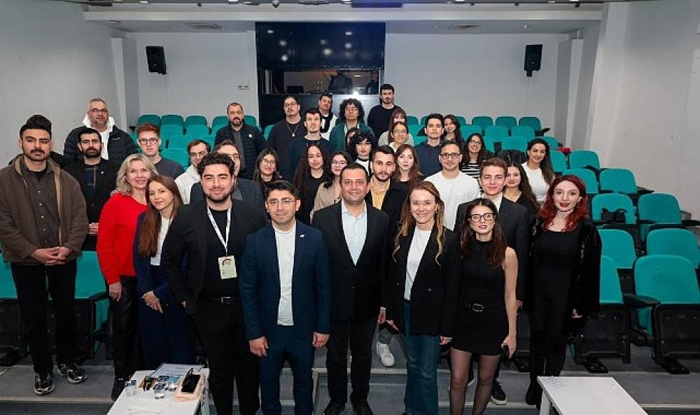 Gen&ccedil;ler 'Hibrit Kariyer Zirvesi' i&ccedil;in Konak'ta bir araya geldi