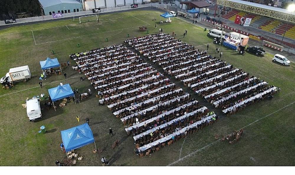 Bayındır'da Kadir Gecesi Bereketi: Şehir Stadyumu'nda Dev G&ouml;n&uuml;l Sofrası Kuruldu