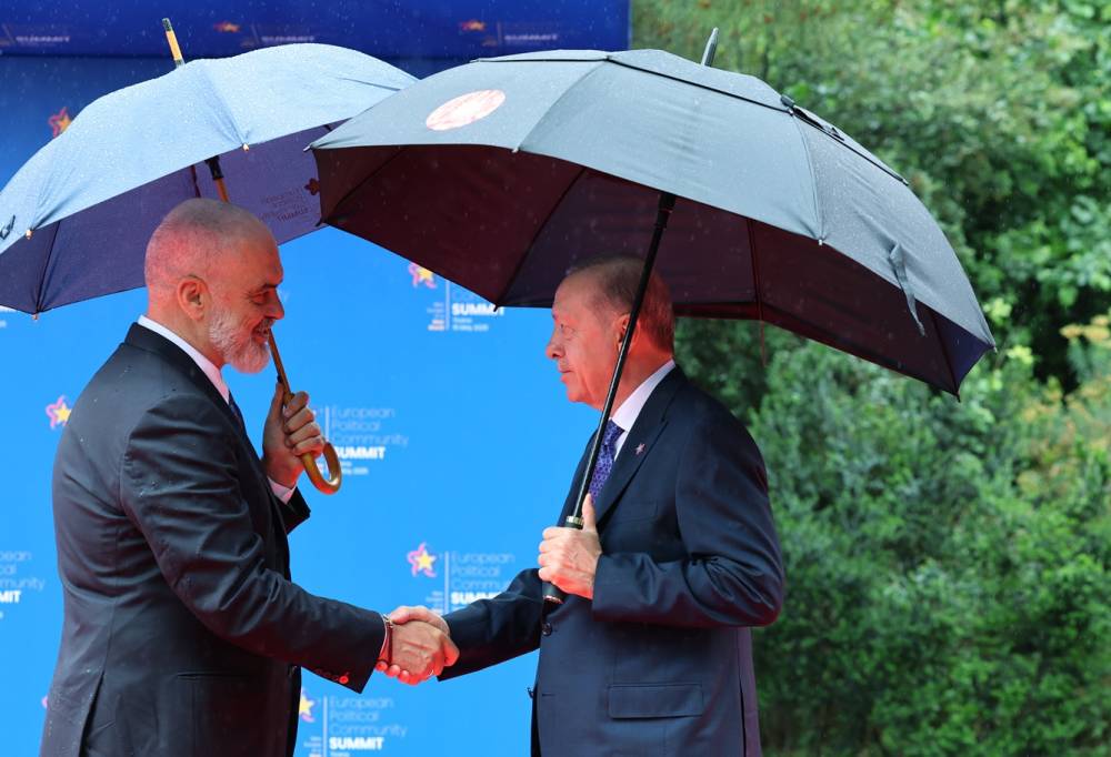 CUMHURBAŞKANI ERDOĞAN ARNAVUTLUK’TA RESMİ TÖRENLE KARŞILANDI