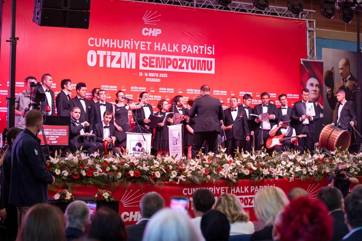CHP’DEN OTİZM SEMPOZYUMU: “EŞİTSİZLİĞE RAZI DEĞİLİZ”, İZMİR’İN KIRMIZI BAYRAK VE İSTİHDAM PROJELERİ ÖRNEK GÖSTERİLDİ
