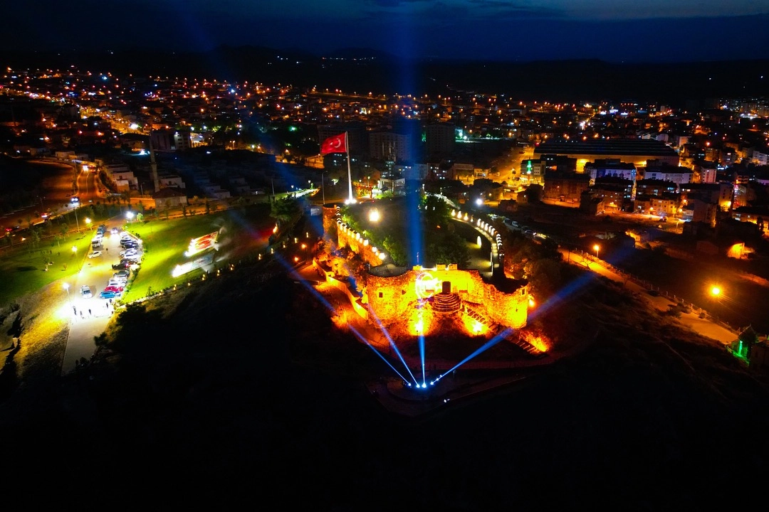 Nevşehir'de Kayaşehir Ay Yıldızla Aydınlandı
