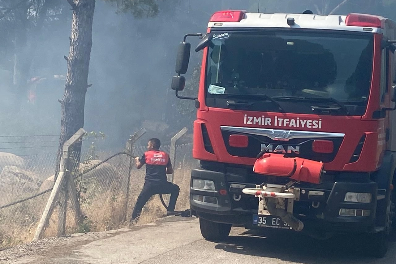 Bergama'da Yangın Kontrol Altına Alınmaya Çalışılıyor
