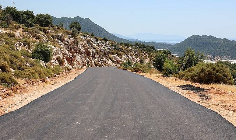 B&uuml;y&uuml;kşehir'in sıcak asfalt &ccedil;alışması s&uuml;r&uuml;yor