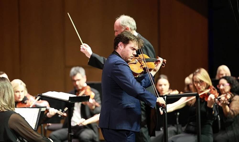 İngiliz viyola virt&uuml;&ouml;z&uuml; Timothy Ridout   İDSO sahnesinde!