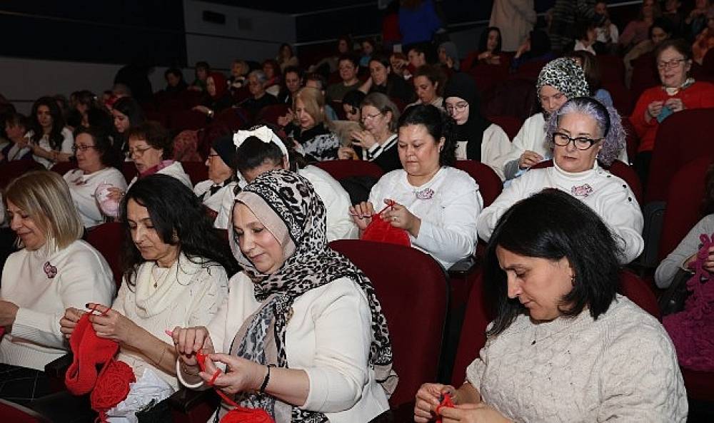 Nil&uuml;fer'de kadınlar iyilik i&ccedil;in ilmek attılar