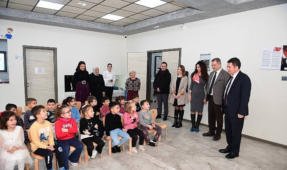 &Ccedil;ocukların Karnelerini Başkan Erkan Aydın Verdi