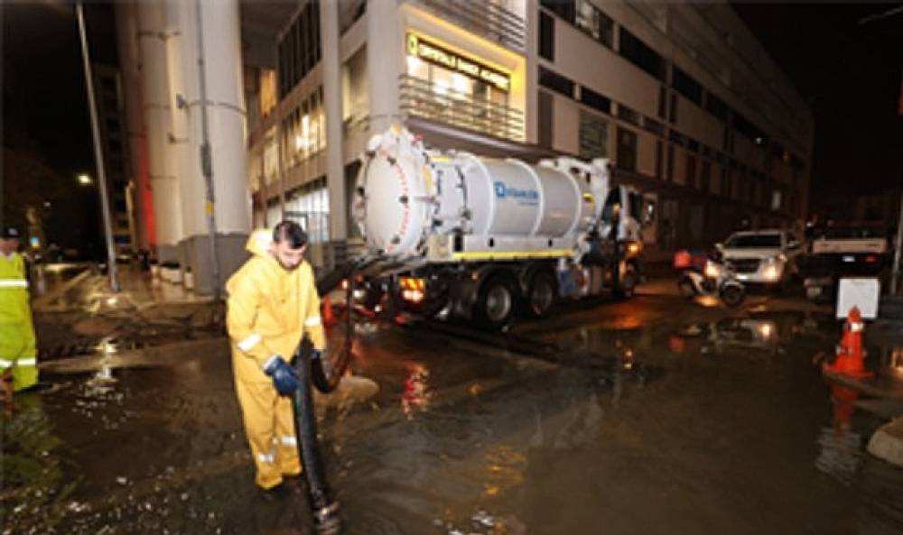 Deniz seviyesi 85 santimetreye y&uuml;kseldi, B&uuml;y&uuml;kşehir ekipleri sahada