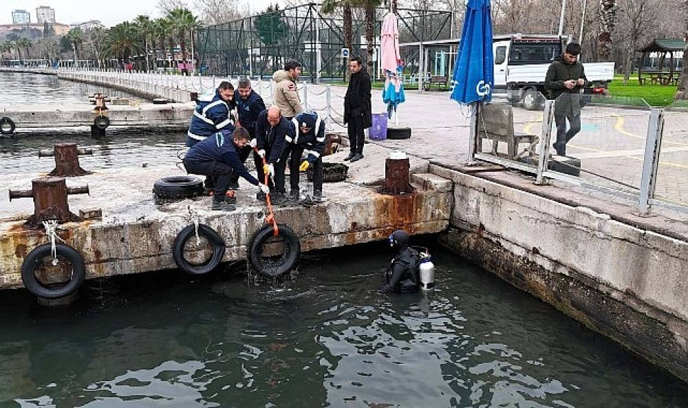 K&ouml;rfez'de deniz dibi ara&ccedil; lastiğinden temizlendi