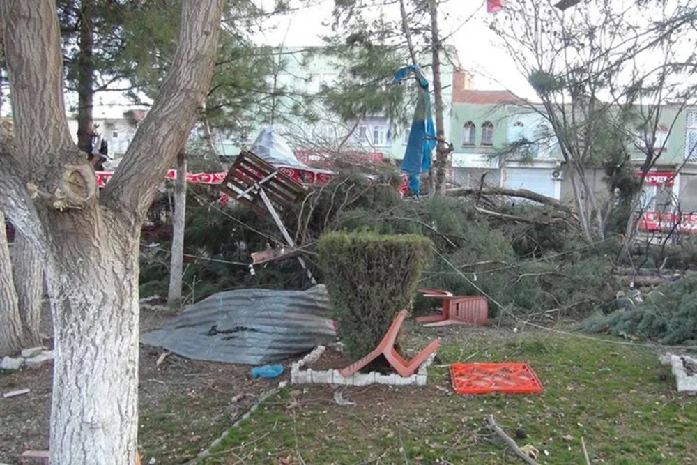 Ankara'da Kuvvetli Rüzgar ve Fırtına Uyarısı: Valilikten Vatandaşlara Dikkatli Olun Çağrısı