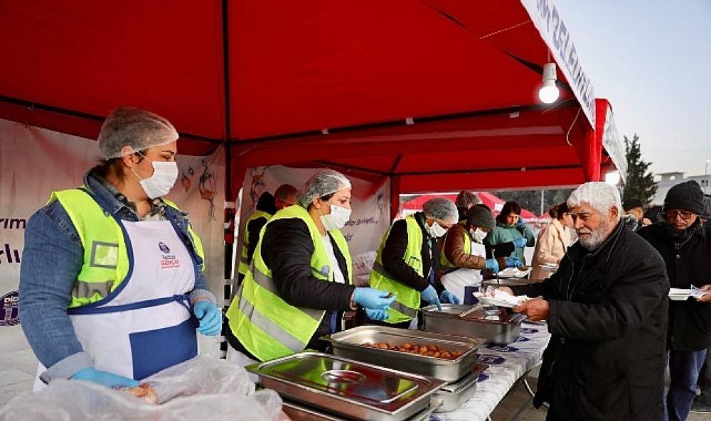 Didim Belediyesi, Didimlileri Cumhuriyet Kent Meydanı'nda Kurulan İftar Sofrasında Buluşturdu