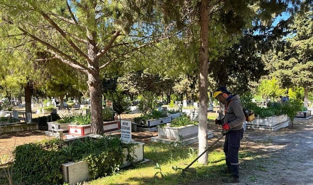 Ayvalık'ta Mezarlıklar Bayram Ziyaretlerine Hazırlandı...