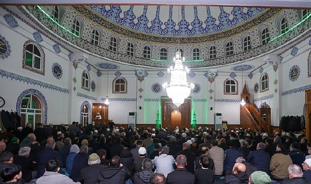 Canik'te Binler Kadir Gecesi'nde Ellerini Semaya A&ccedil;tı 