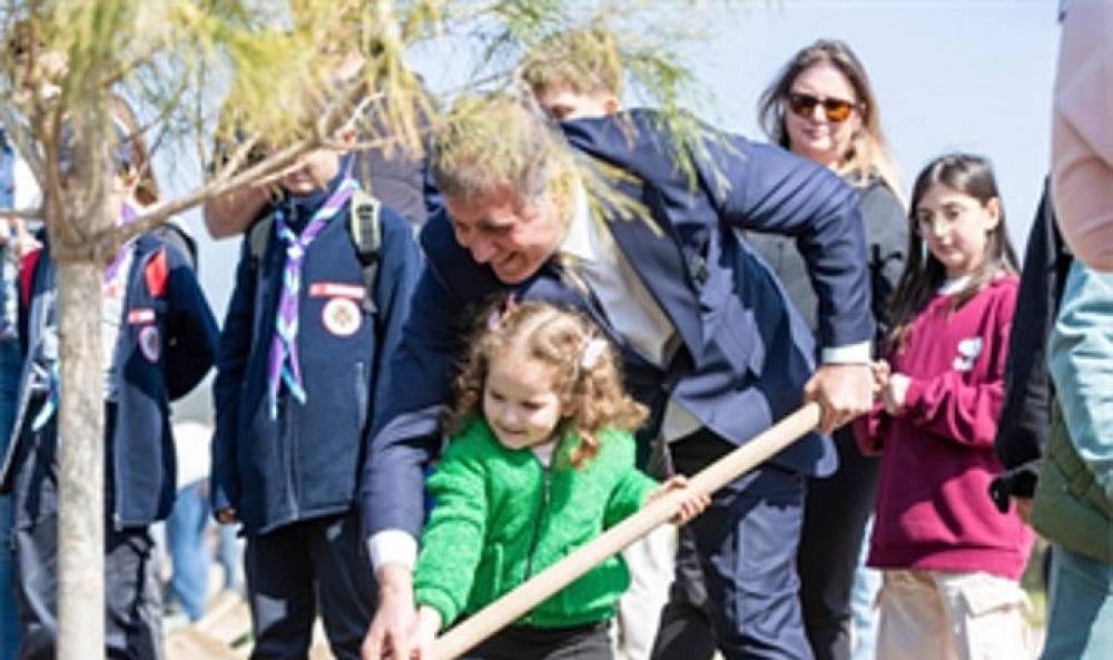 Başkan Tugay &ccedil;ocuklara verdiği s&ouml;z&uuml; tuttu, fidanlar toprakla buluştu